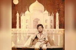This child sitting in front of Taj Mahal